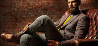 Prendas y colores para combinar un pantalón gris de hombre y marcar tendencia