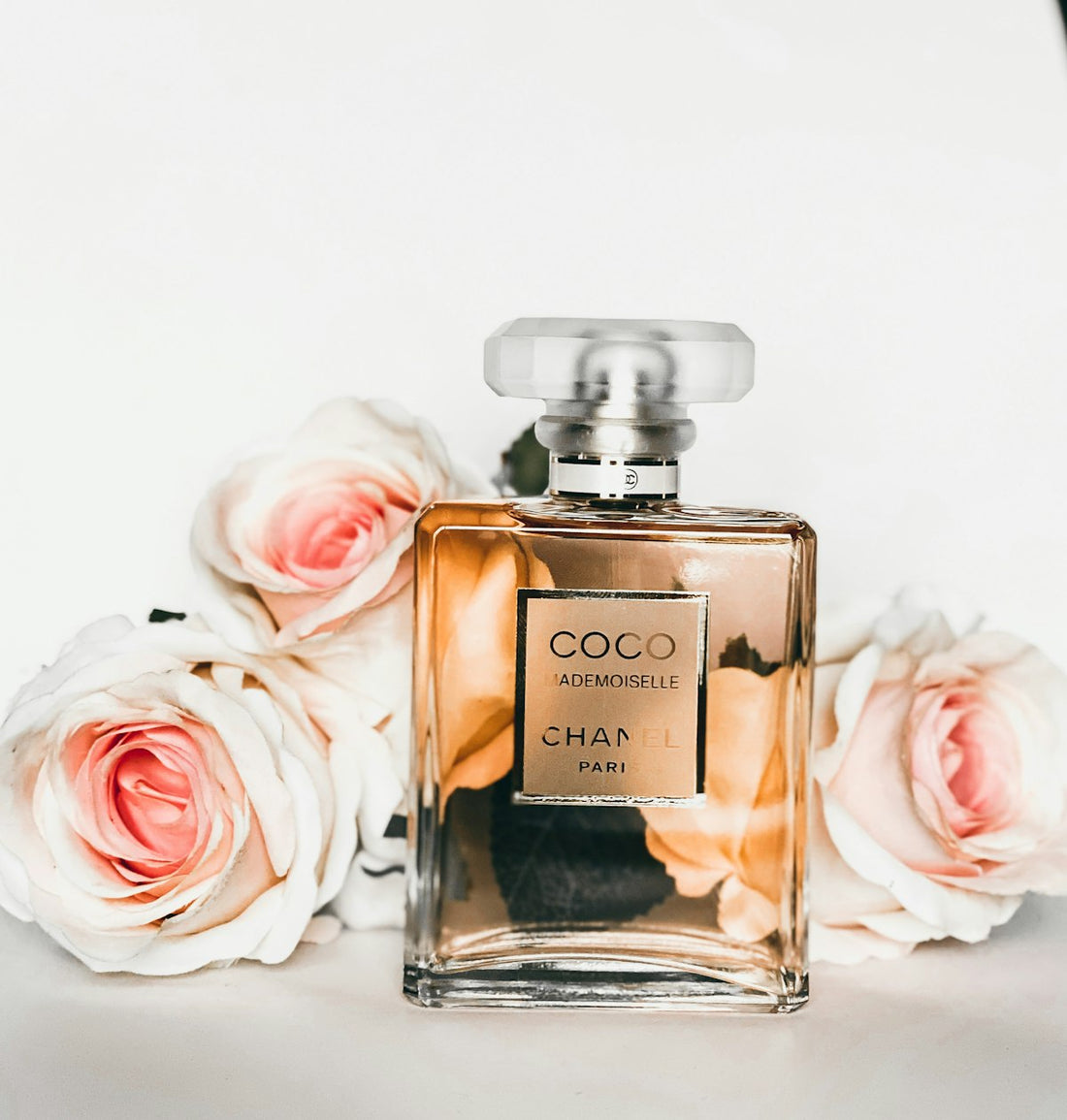 Frascos de perfume en spray sobre fondo neutro