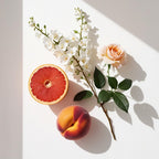 Pomelo, melocotón, jazmín y rosa representando las notas olfativas del perfume.