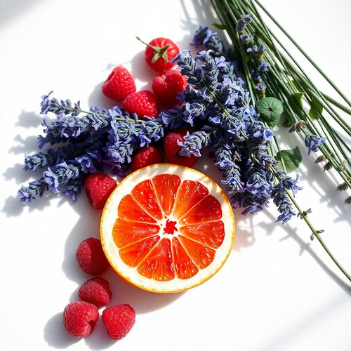 Pomelo, lavanda y frambuesa representando las notas olfativas del perfume.